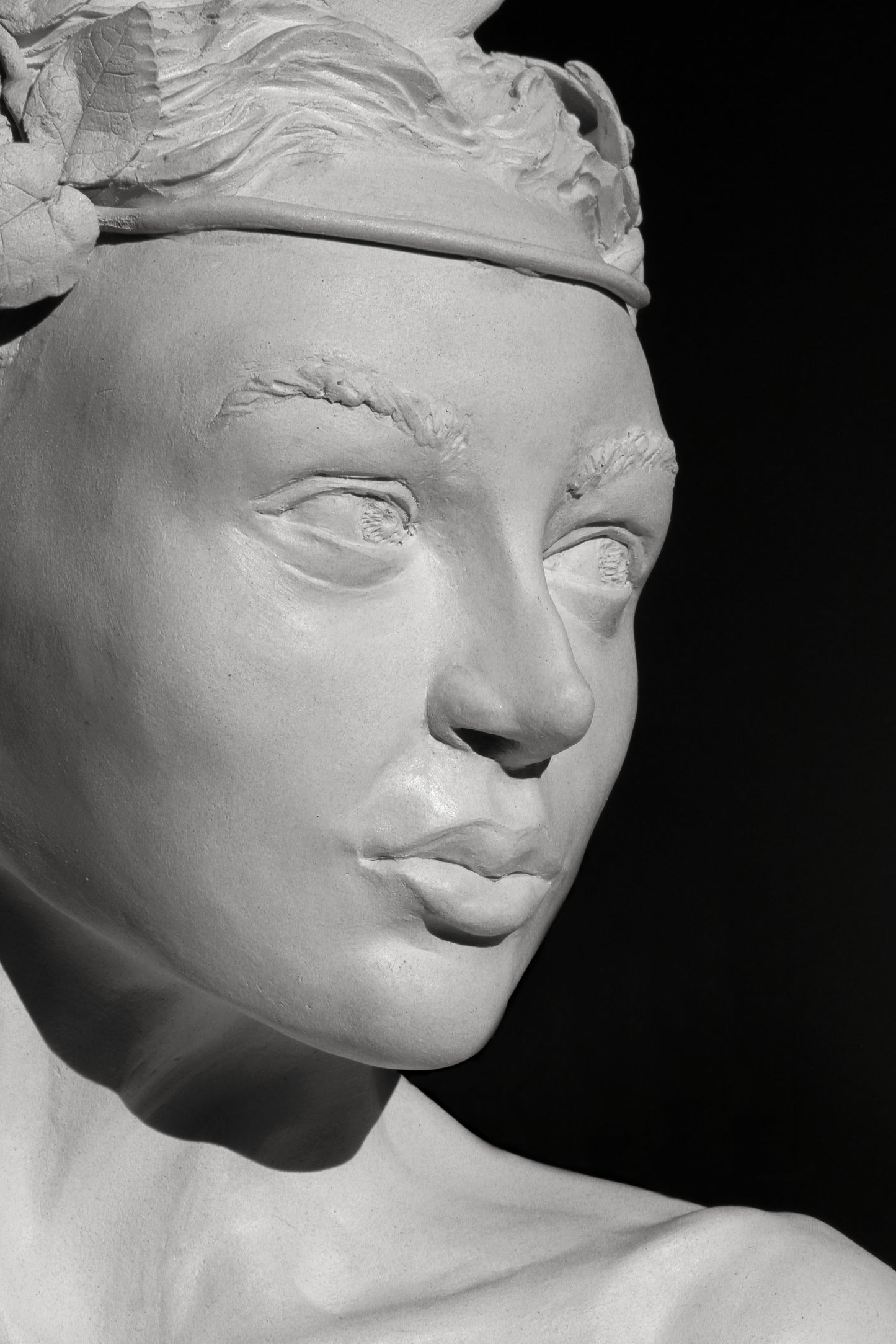 Figura de cerámica de Artemisa hecha a mano. Ideal para regalo, decoración o colección.