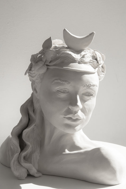 Figura de cerámica de Artemisa hecha a mano. Ideal para regalo, decoración o colección.