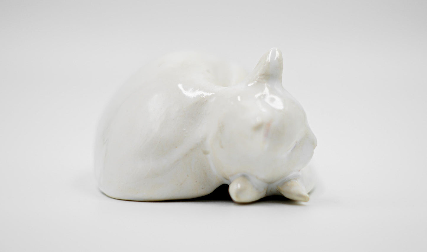Figura de cerámica hecha a mano – Gato blanco durmiendo