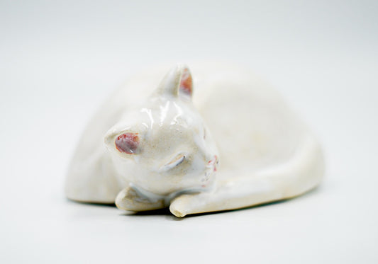Figura de cerámica hecha a mano – Gato blanco durmiendo
