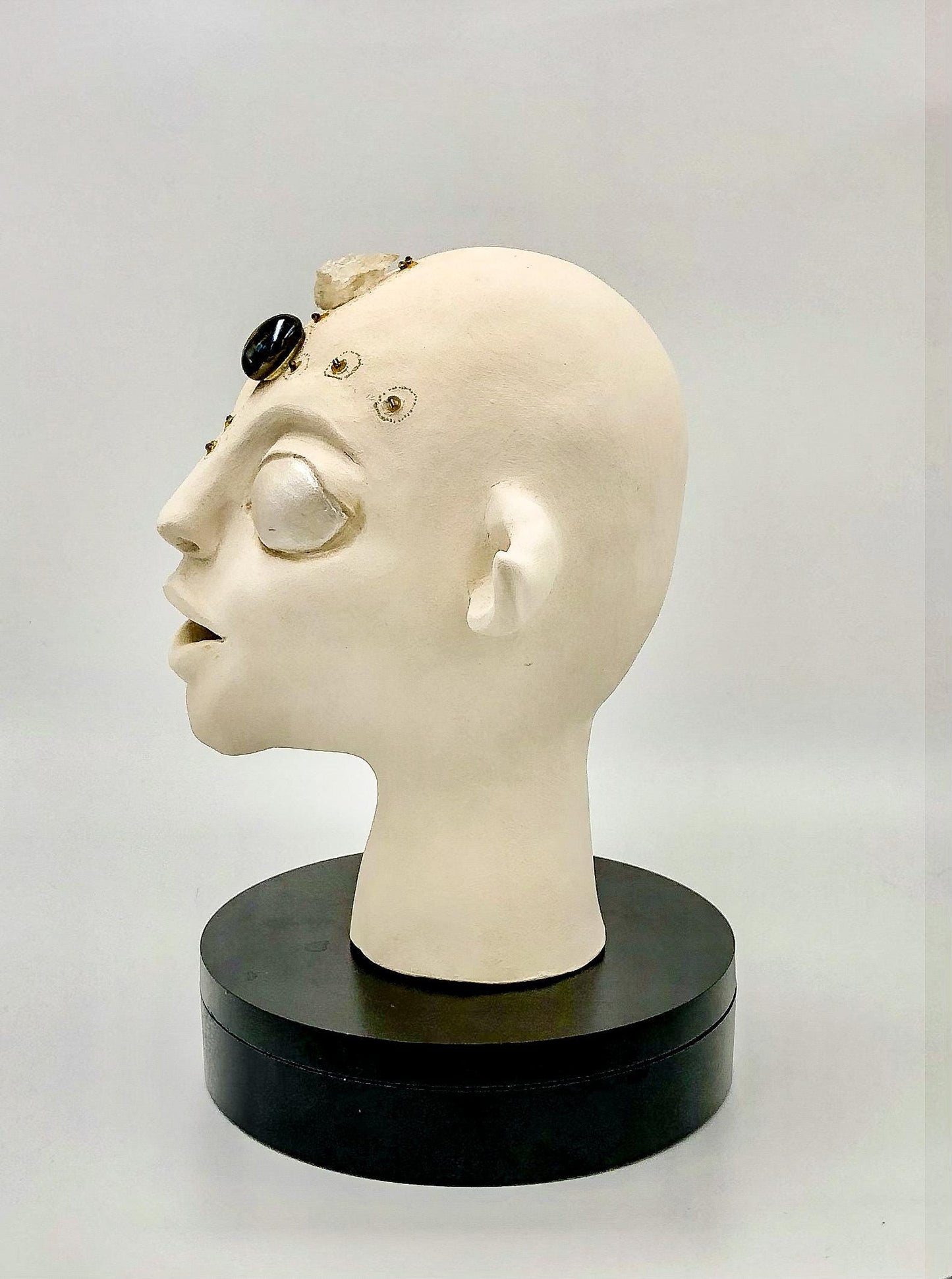 El Portador del Halo Perlado – Escultura cerámica hecha a mano