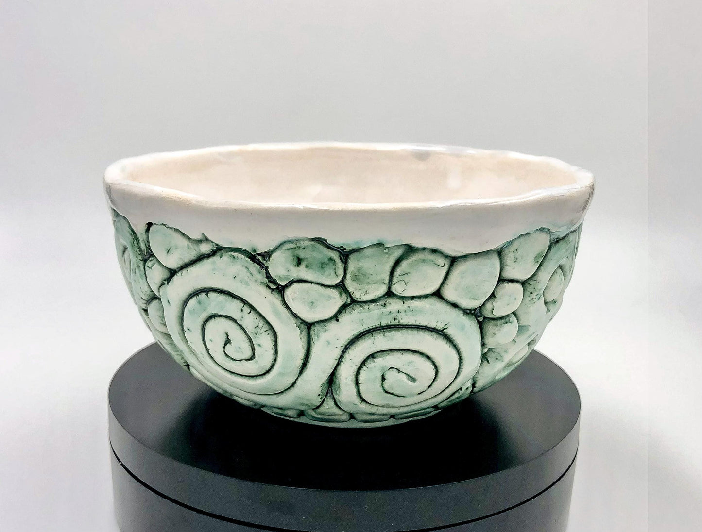 Cuenco de cerámica esmaltado hecho a mano con motivos verdes