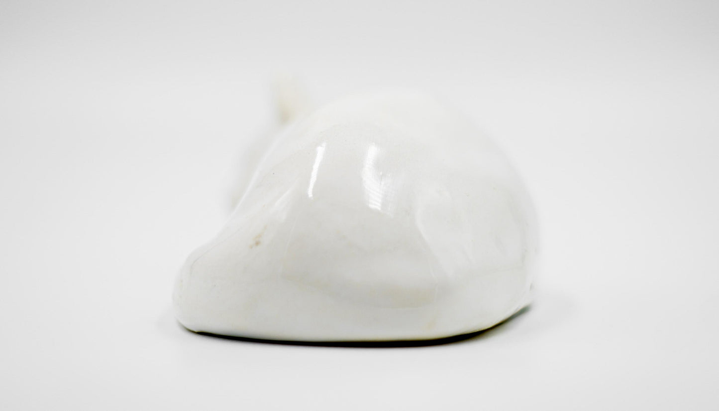 Figura de cerámica hecha a mano – Gato blanco durmiendo