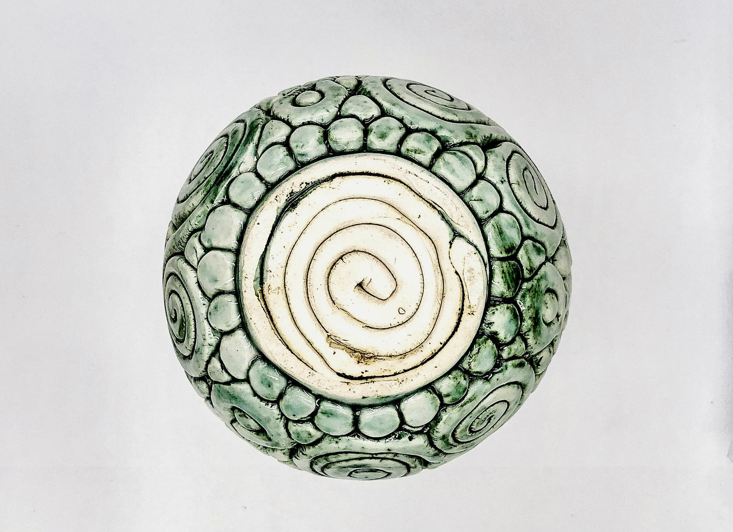 Cuenco de cerámica esmaltado hecho a mano con motivos verdes