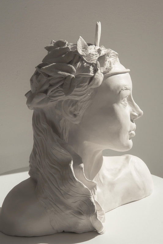 Figura de cerámica de Artemisa hecha a mano. Ideal para regalo, decoración o colección.