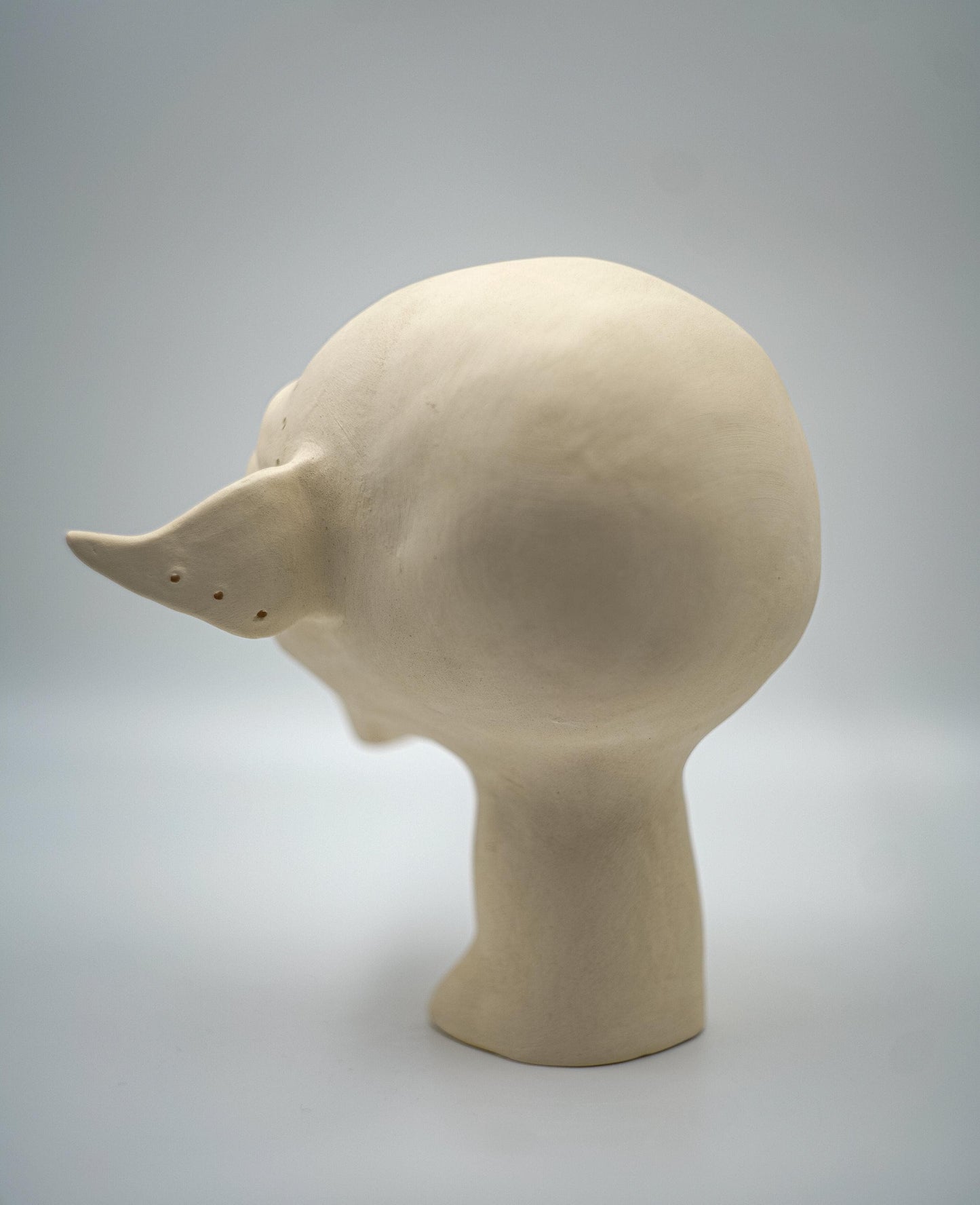 Duende orejudo de ojos negros – Escultura cerámica hecha a mano