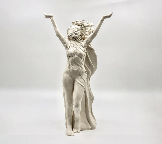 Escultura de Mujer en Libertad en Cerámica – Hecha a Mano con Arcilla Blanca Mate