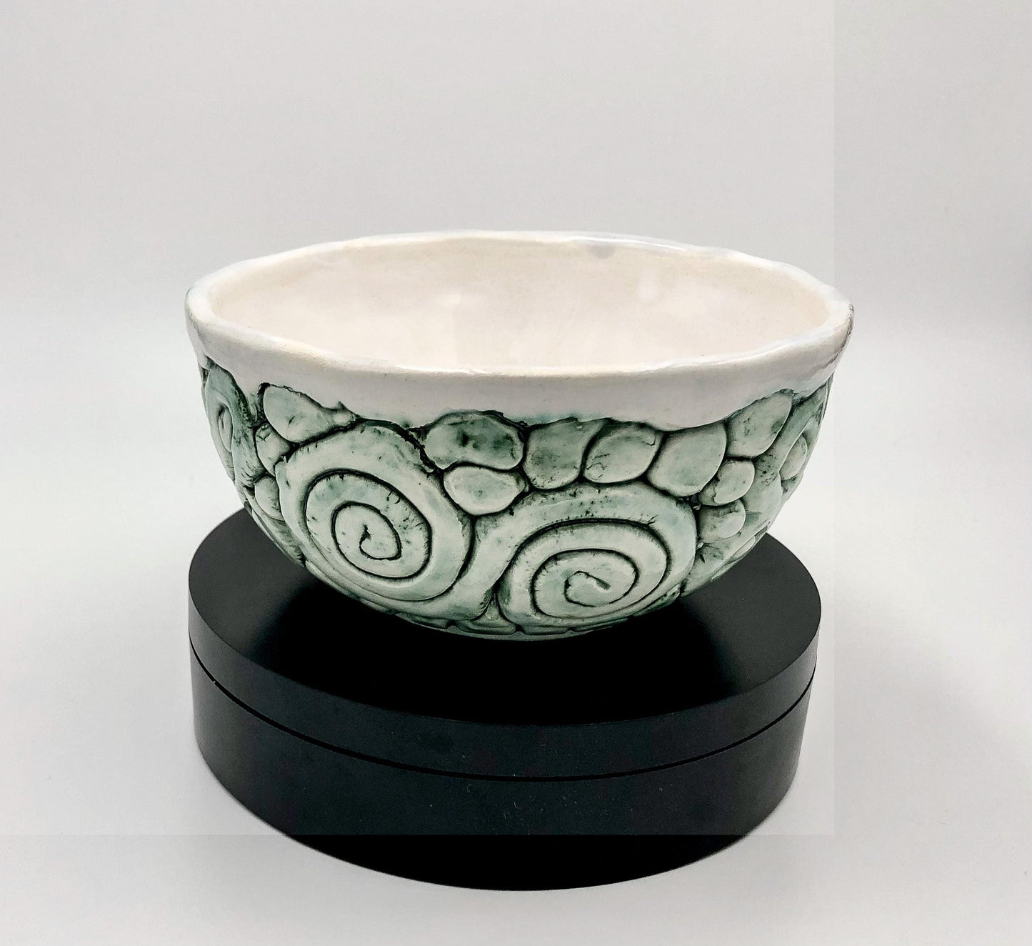 Cuenco de cerámica esmaltado hecho a mano con motivos verdes