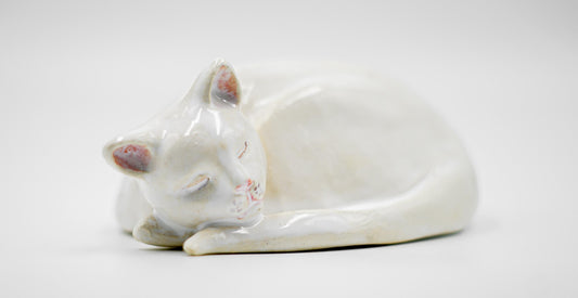 Figura de cerámica hecha a mano – Gato blanco durmiendo