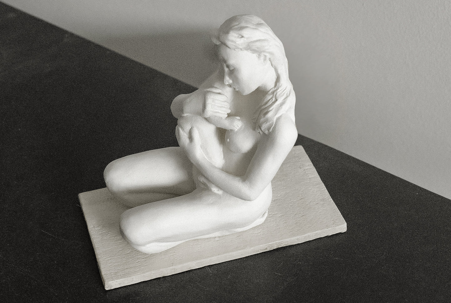 Escultura de Madre e Hijo en Cerámica Hecha a Mano – Arcilla Blanca