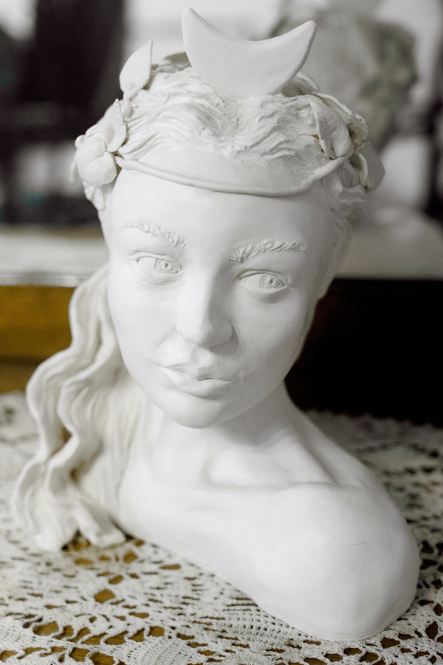 Figura de cerámica de Artemisa hecha a mano. Ideal para regalo, decoración o colección.