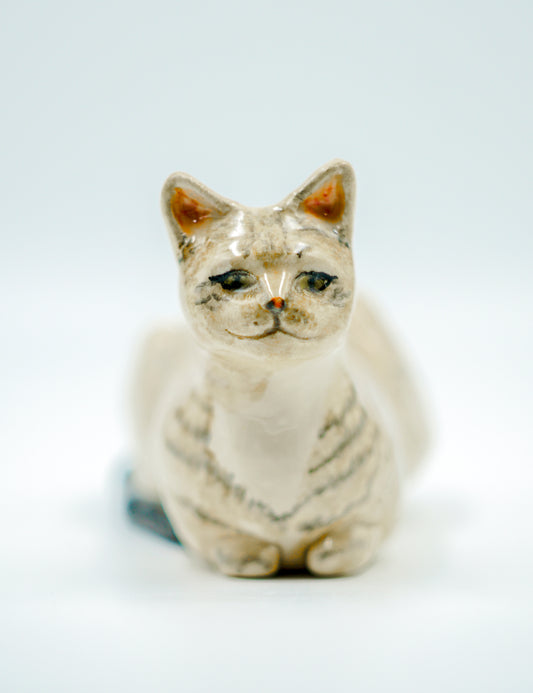 Figura de cerámica hecha a mano – Gato rayado sentado observando