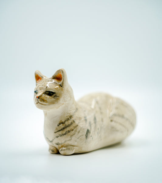 Figura de cerámica hecha a mano – Gato rayado sentado observando