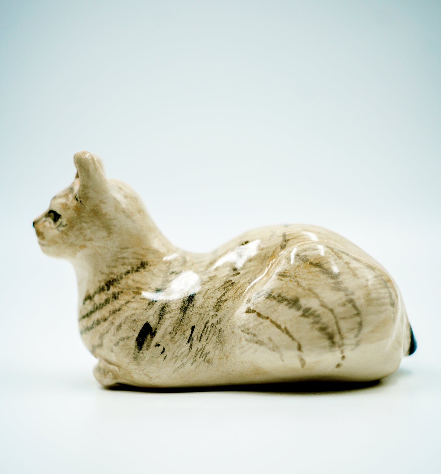 Figura de cerámica hecha a mano – Gato rayado sentado observando