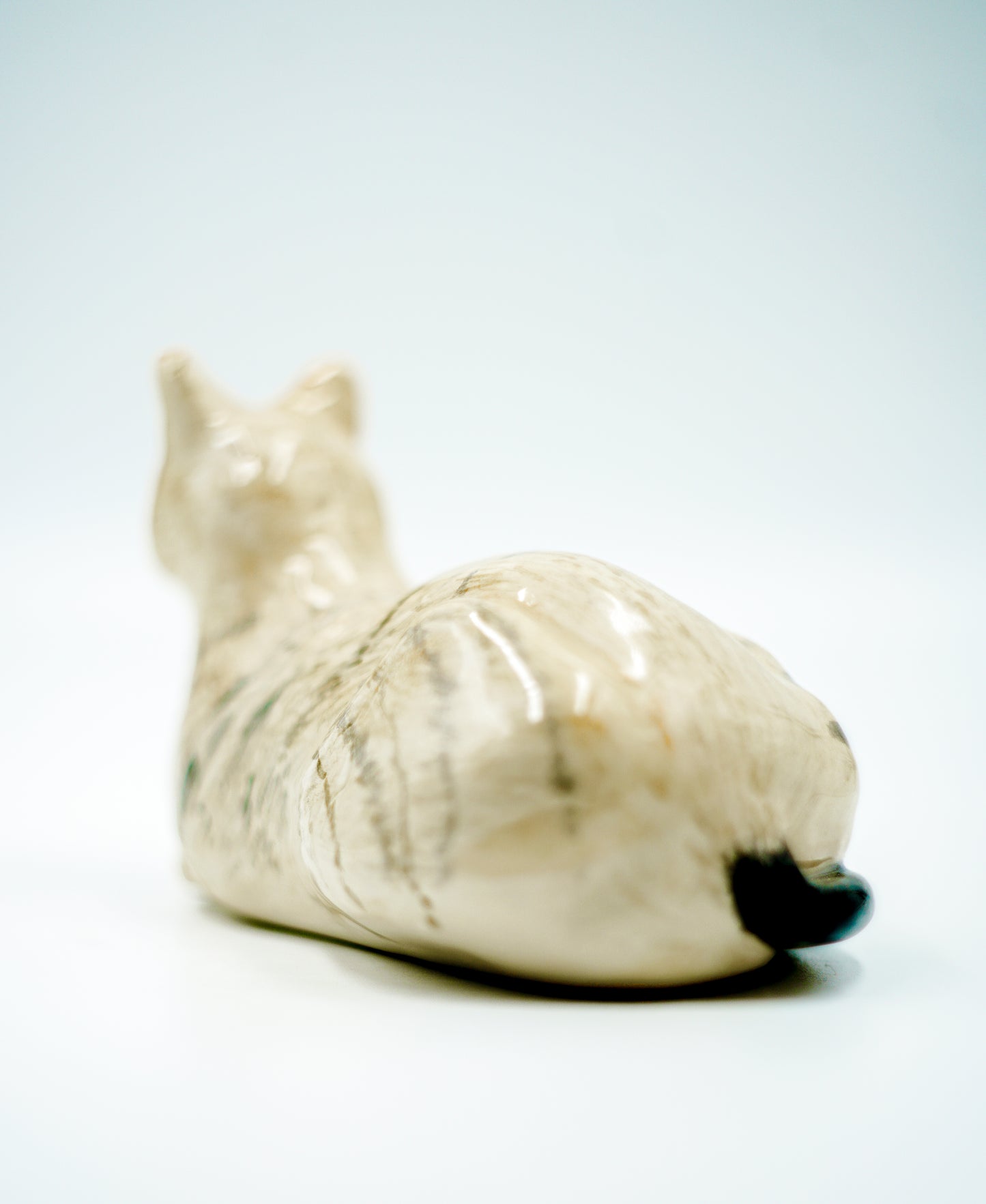 Figura de cerámica hecha a mano – Gato rayado sentado observando