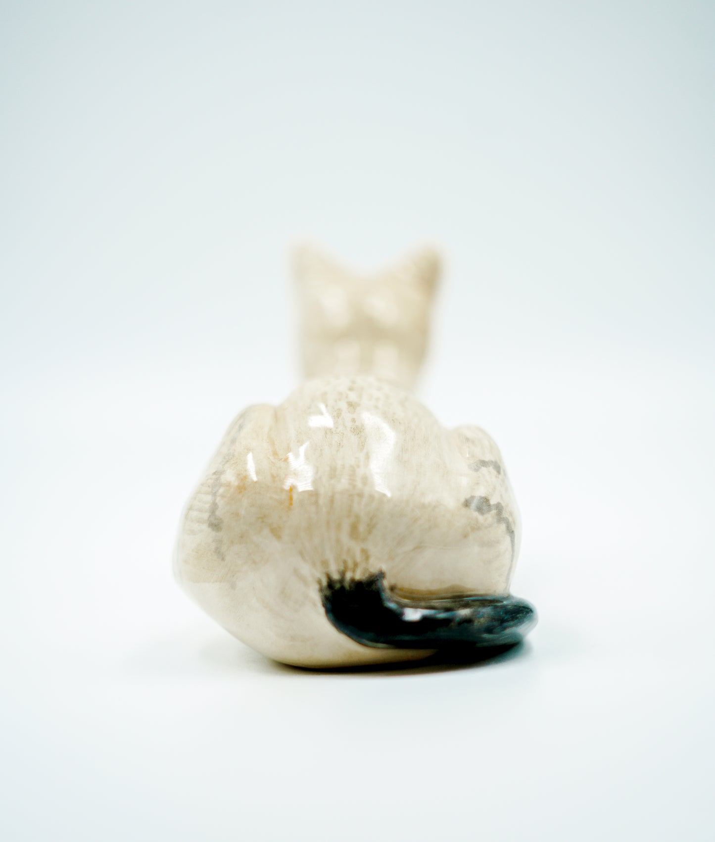 Figura de cerámica hecha a mano – Gato rayado sentado observando