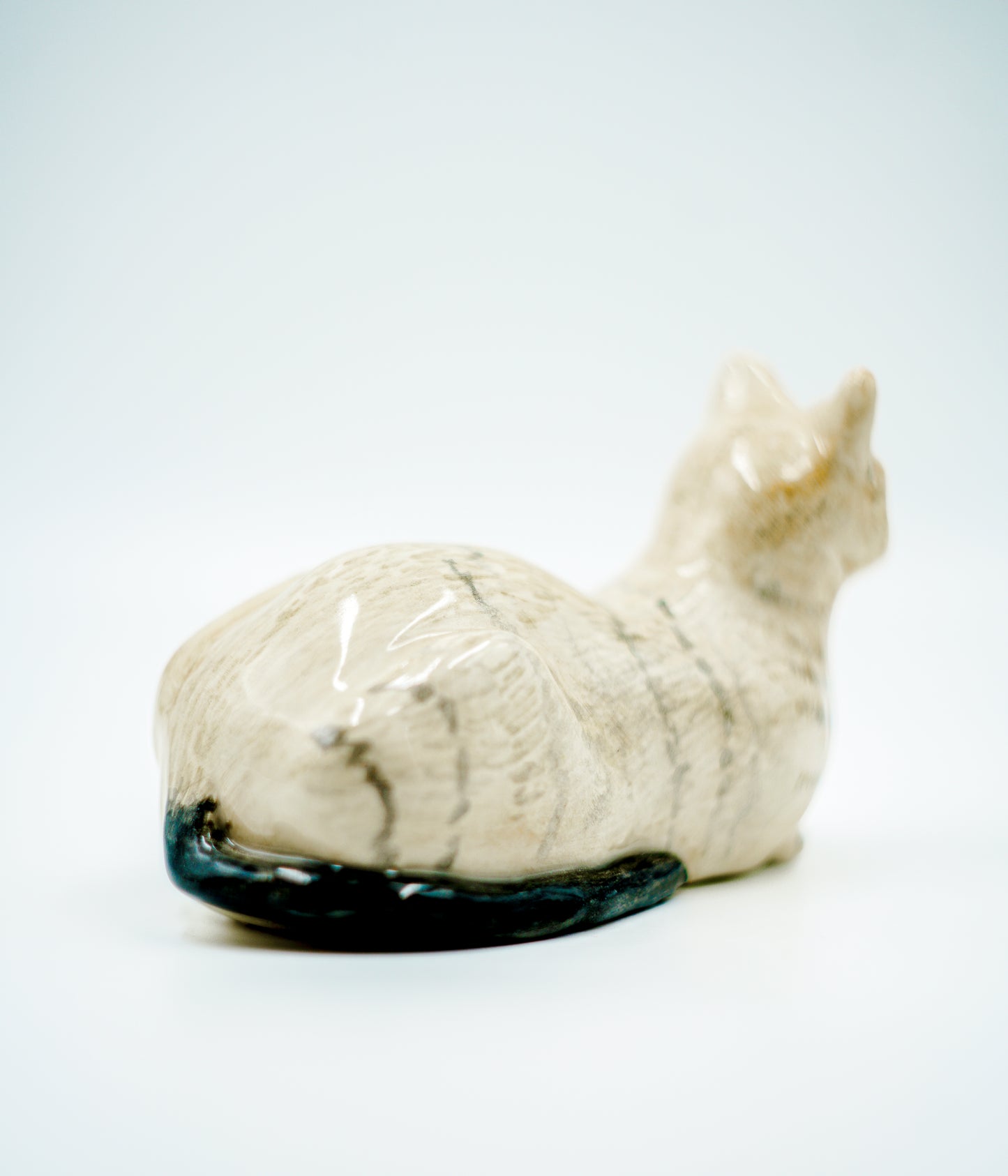 Figura de cerámica hecha a mano – Gato rayado sentado observando