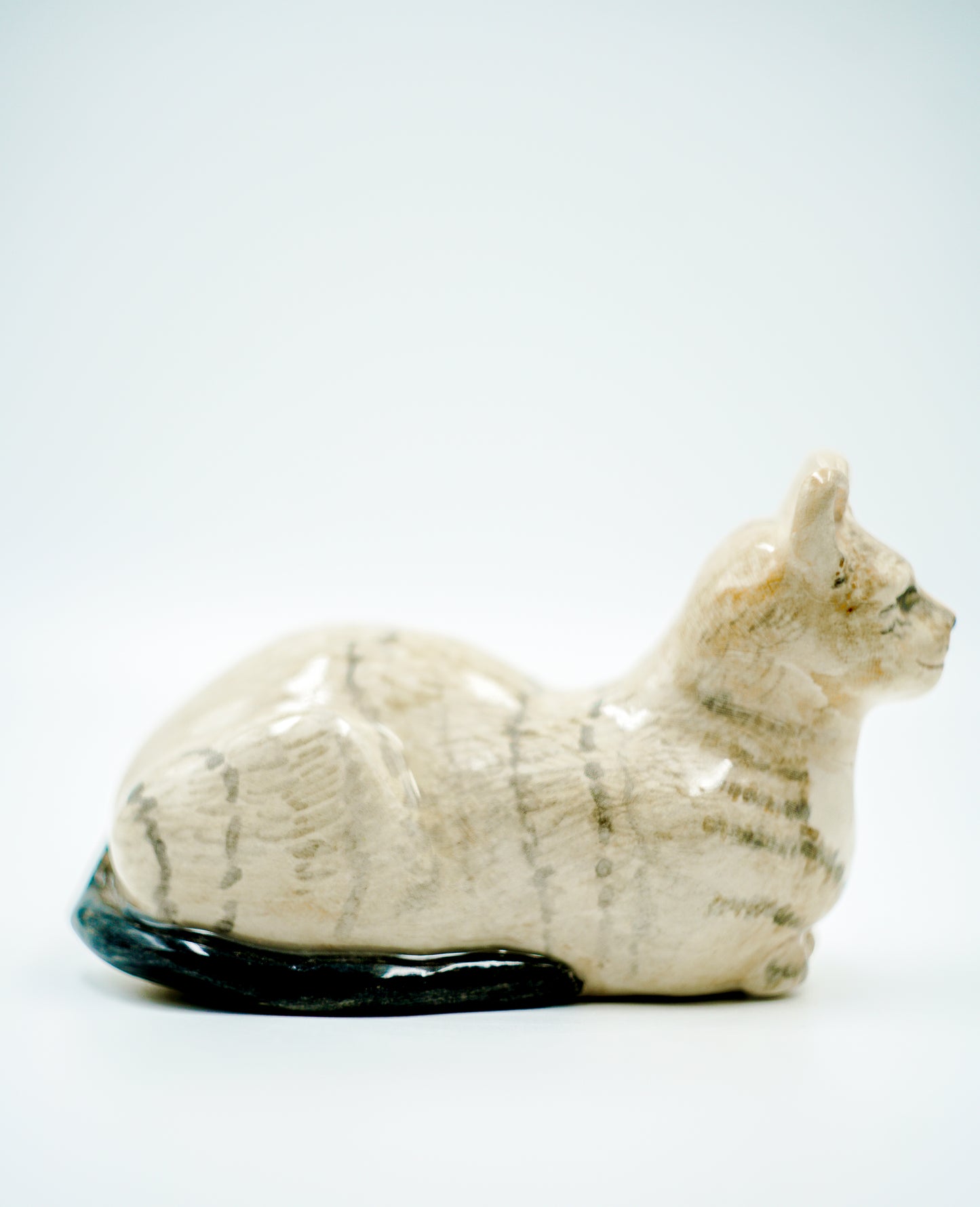 Figura de cerámica hecha a mano – Gato rayado sentado observando