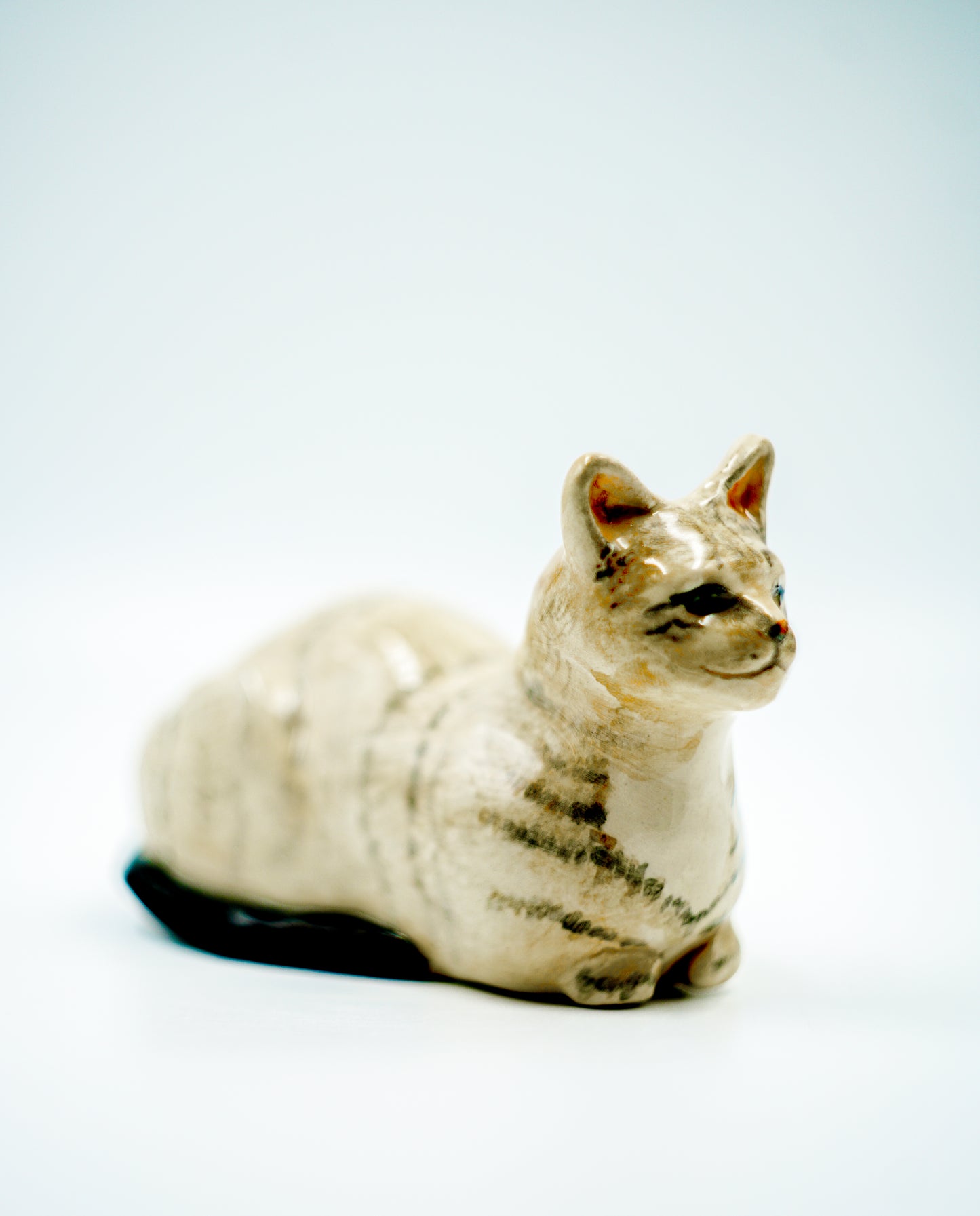 Figura de cerámica hecha a mano – Gato rayado sentado observando