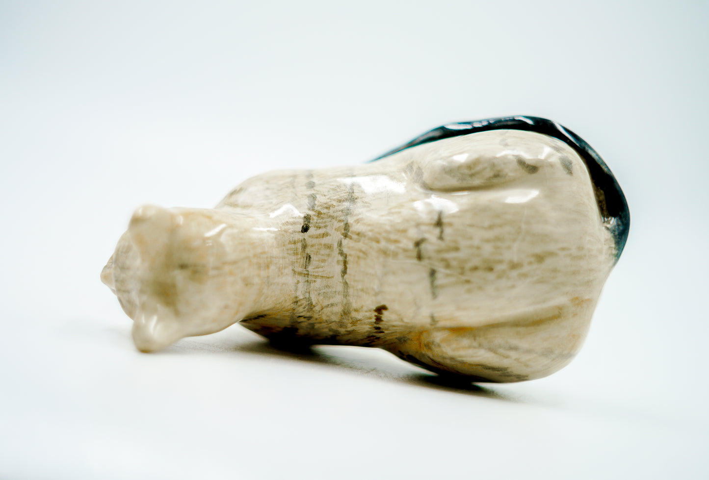 Figura de cerámica hecha a mano – Gato rayado sentado observando