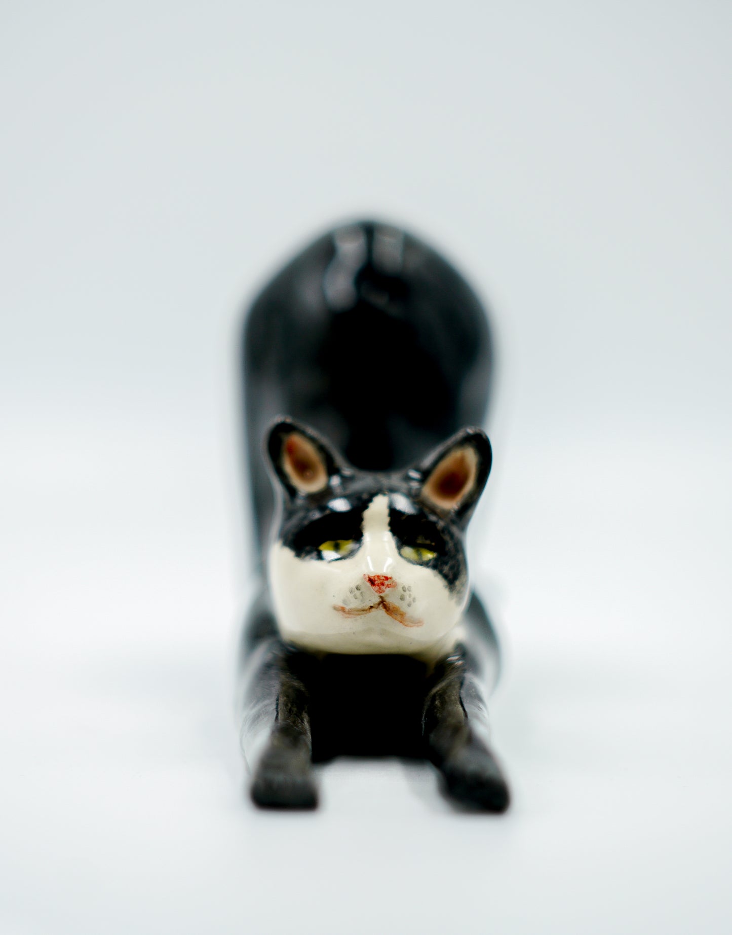 Figura de cerámica hecha a mano – Gato en postura de estiramiento