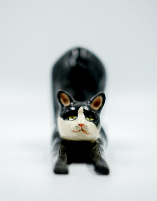 Figura de cerámica hecha a mano – Gato en postura de estiramiento