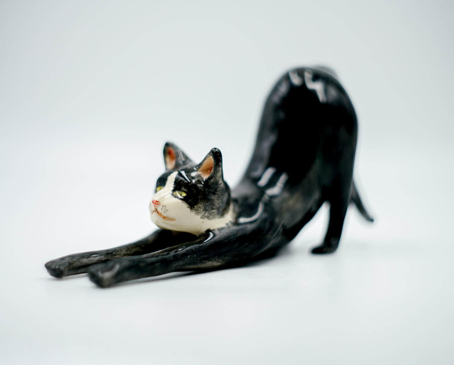 Figura de cerámica hecha a mano – Gato en postura de estiramiento