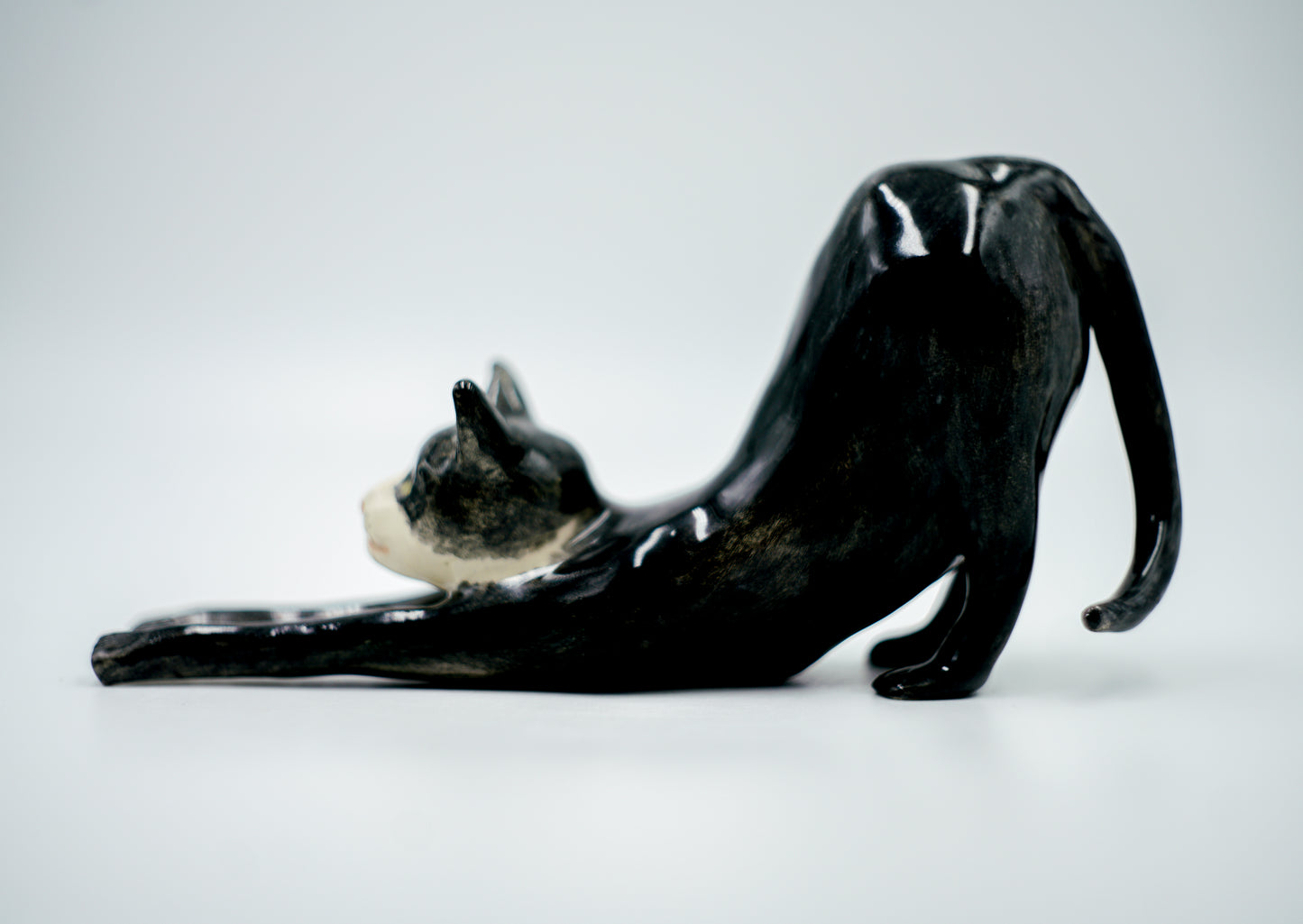Figura de cerámica hecha a mano – Gato en postura de estiramiento