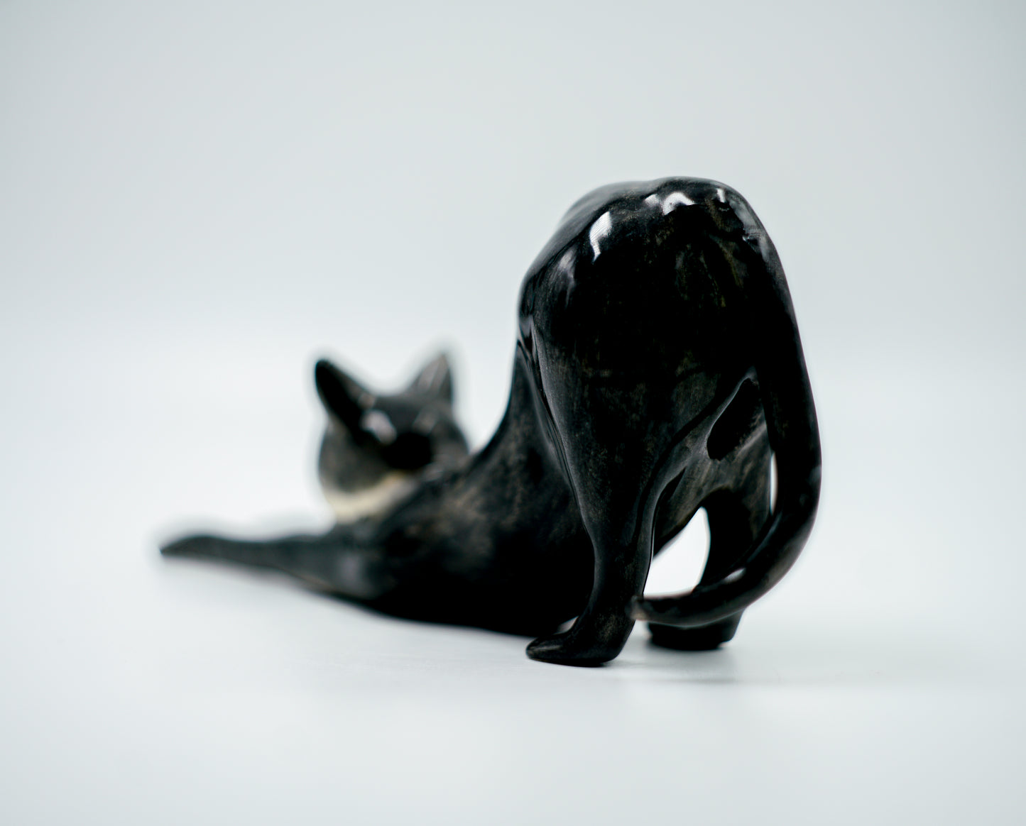 Figura de cerámica hecha a mano – Gato en postura de estiramiento