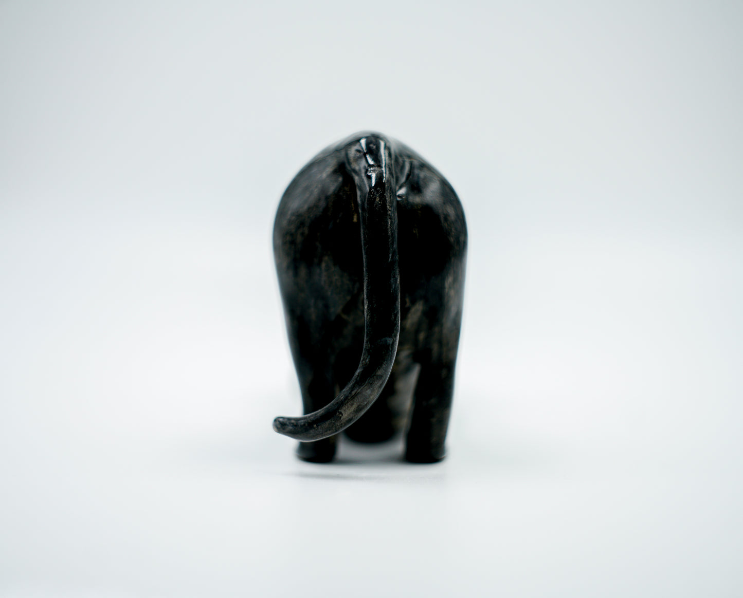 Figura de cerámica hecha a mano – Gato en postura de estiramiento