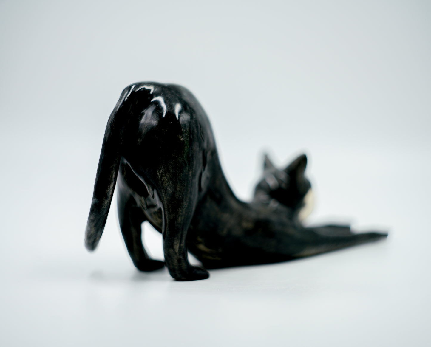 Figura de cerámica hecha a mano – Gato en postura de estiramiento