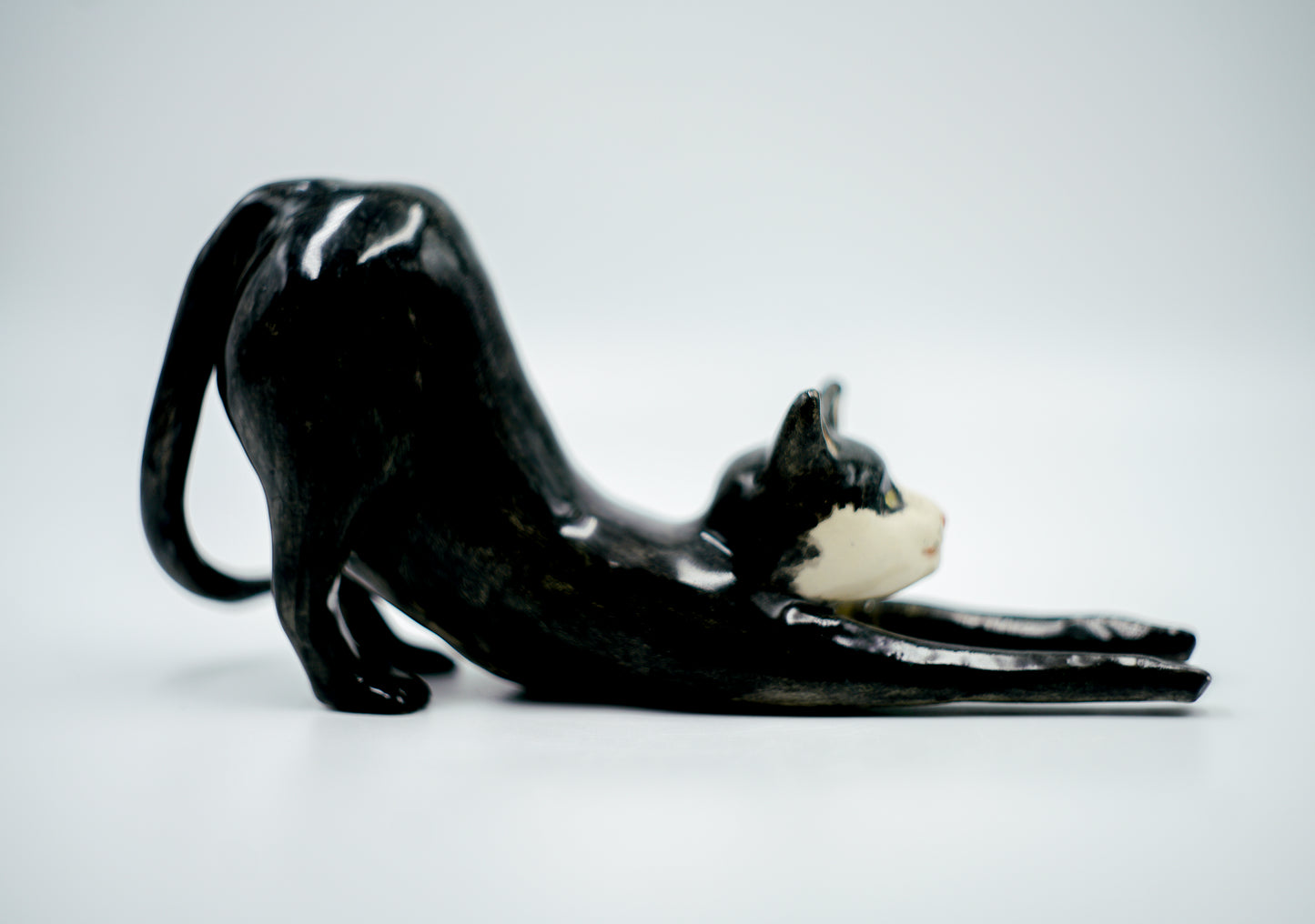 Figura de cerámica hecha a mano – Gato en postura de estiramiento