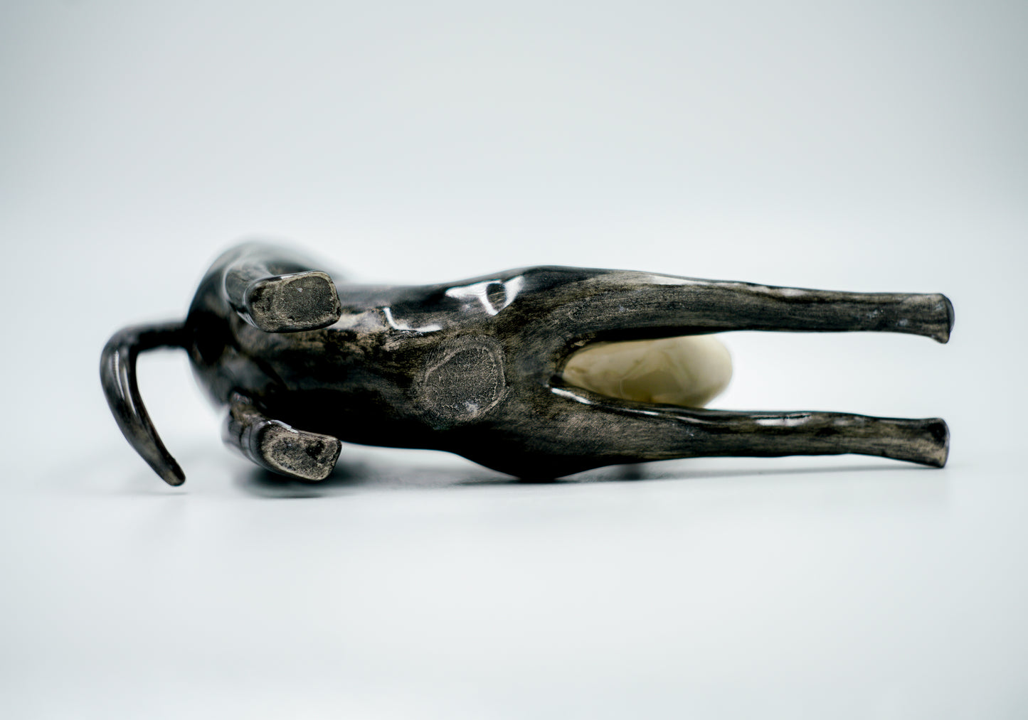 Figura de cerámica hecha a mano – Gato en postura de estiramiento