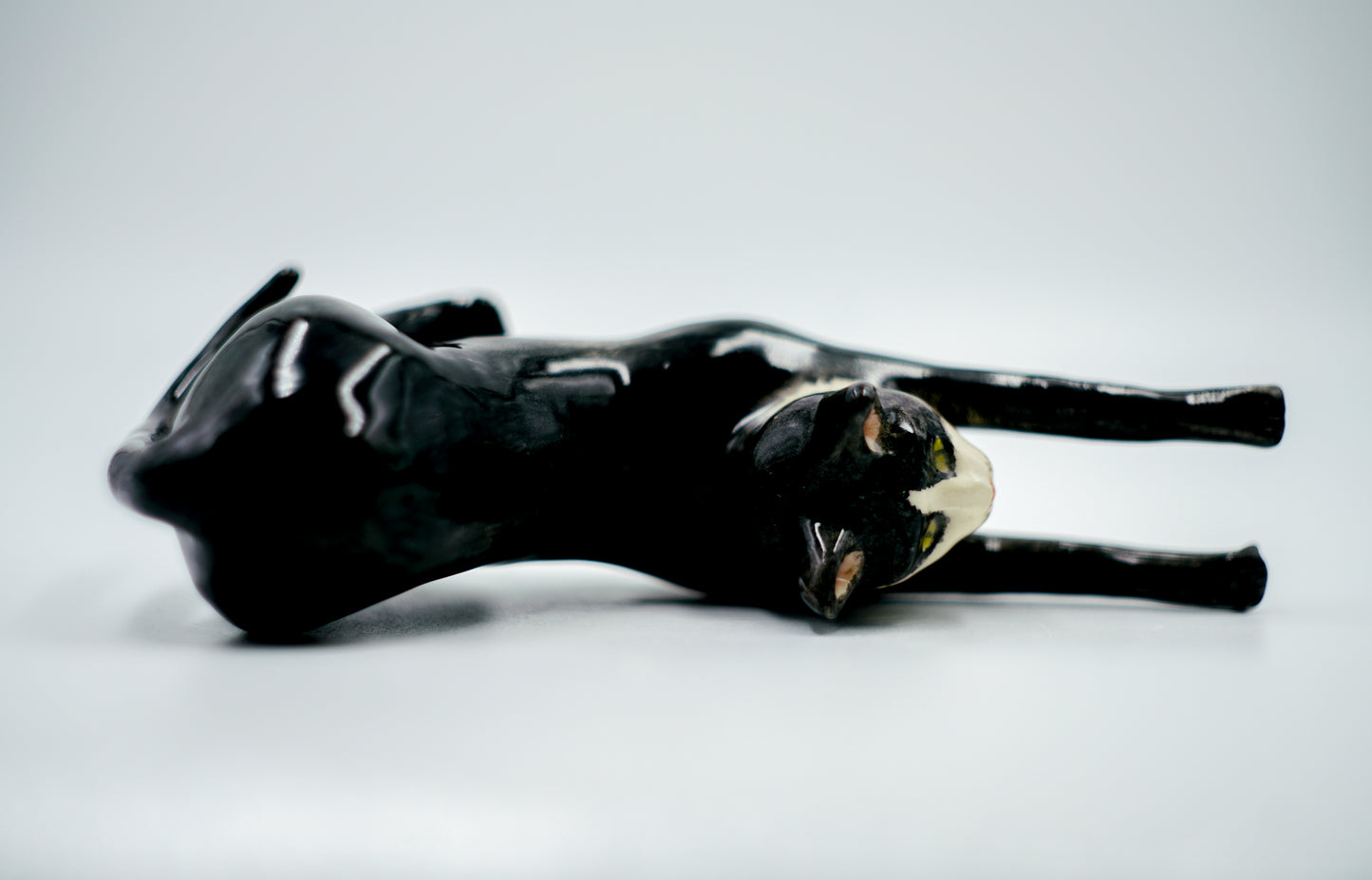 Figura de cerámica hecha a mano – Gato en postura de estiramiento