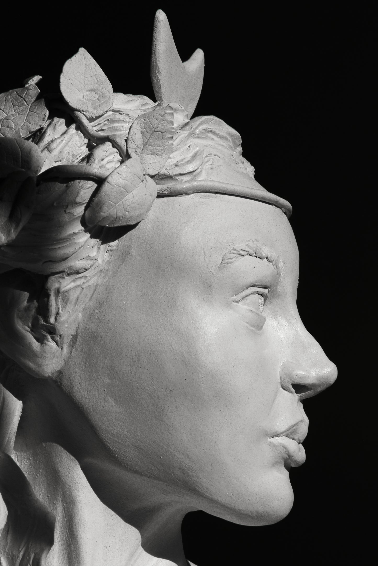 Figura de cerámica de Artemisa hecha a mano. Ideal para regalo, decoración o colección.