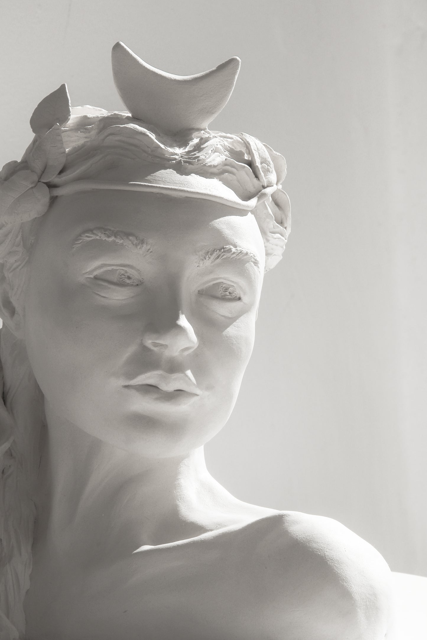 Figura de cerámica de Artemisa hecha a mano. Ideal para regalo, decoración o colección.