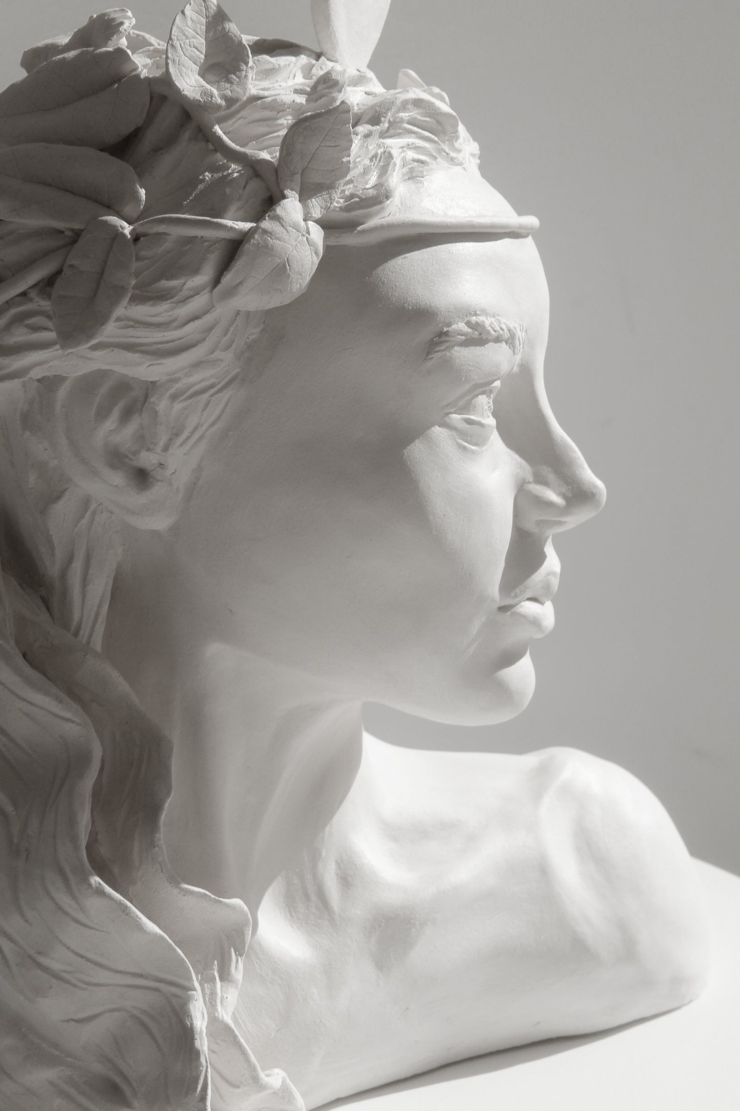 Figura de cerámica de Artemisa hecha a mano. Ideal para regalo, decoración o colección.