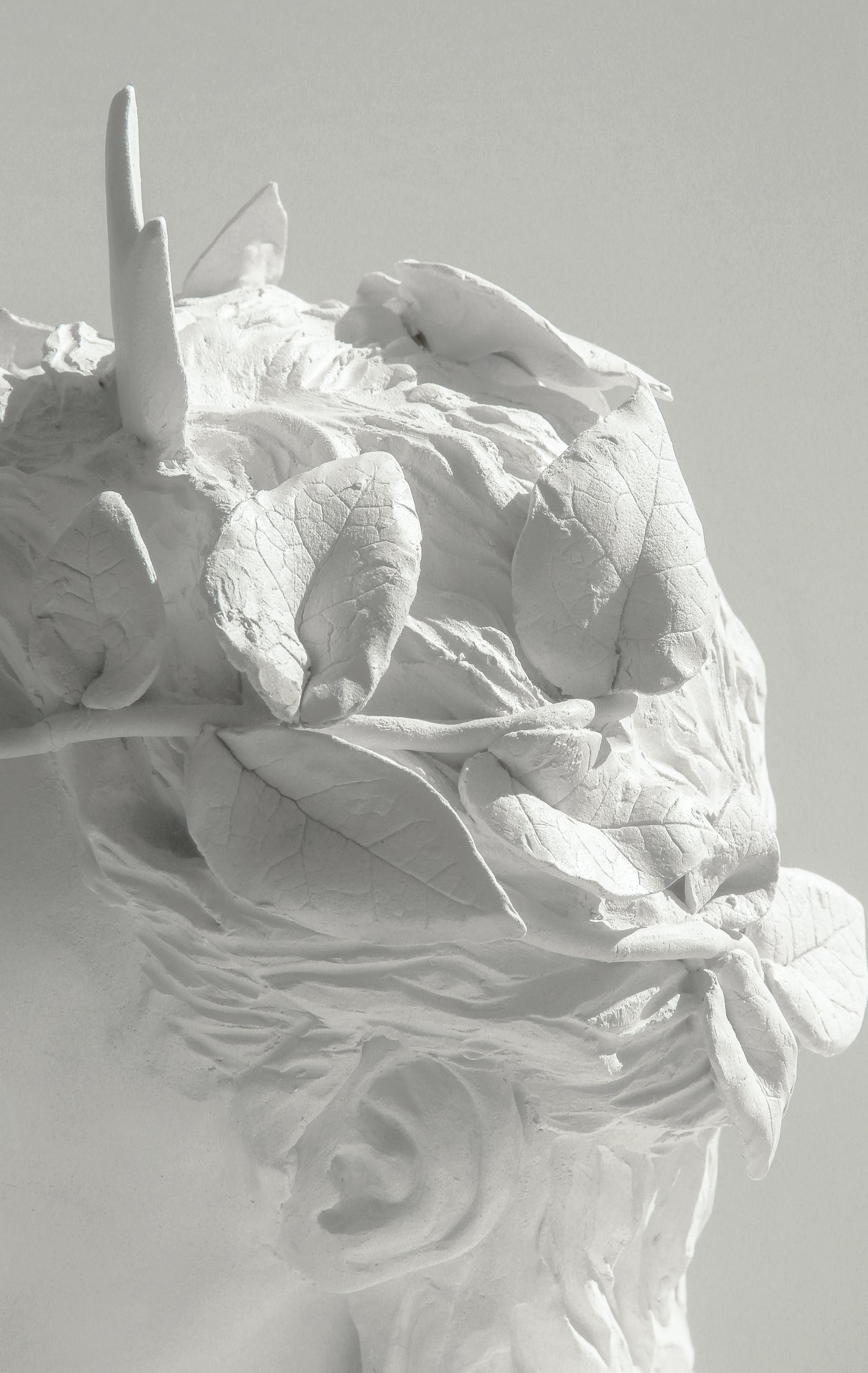 Figura de cerámica de Artemisa hecha a mano. Ideal para regalo, decoración o colección.