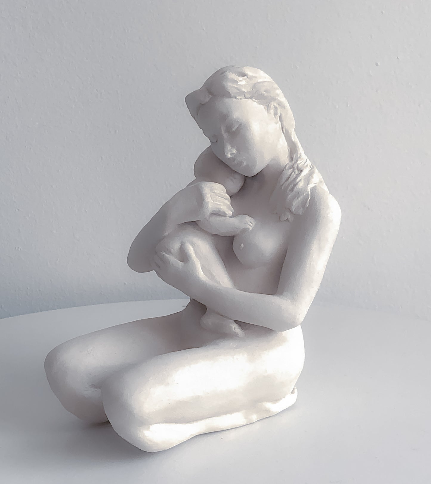 Escultura de Madre e Hijo en Cerámica Hecha a Mano – Arcilla Blanca