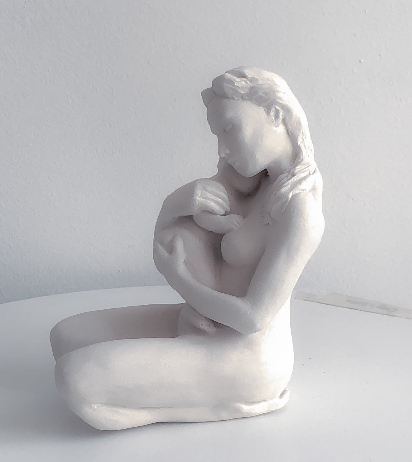 Escultura de Madre e Hijo en Cerámica Hecha a Mano – Arcilla Blanca