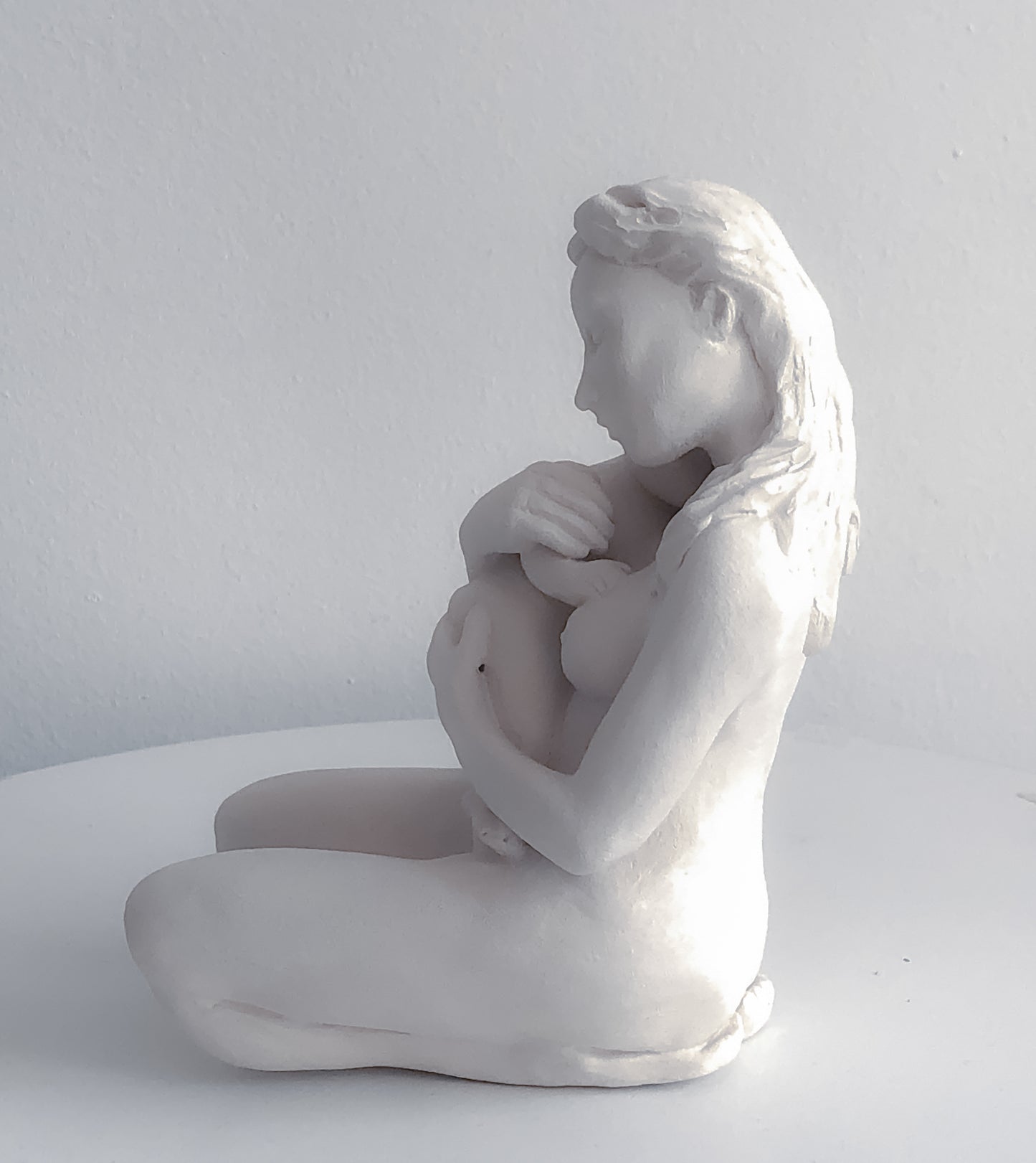 Escultura de Madre e Hijo en Cerámica Hecha a Mano – Arcilla Blanca