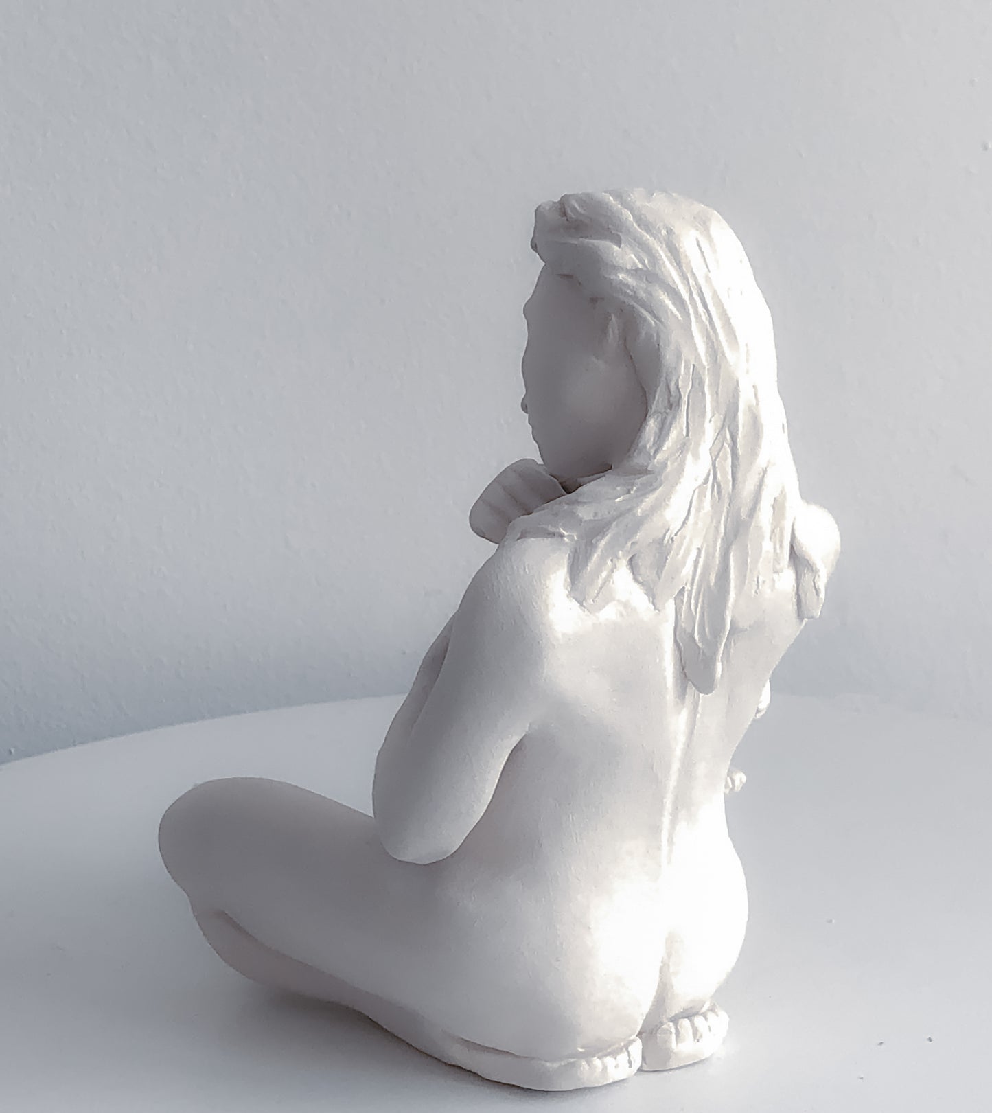 Escultura de Madre e Hijo en Cerámica Hecha a Mano – Arcilla Blanca