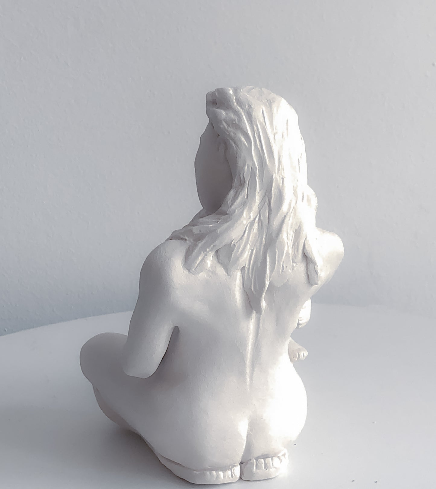 Escultura de Madre e Hijo en Cerámica Hecha a Mano – Arcilla Blanca