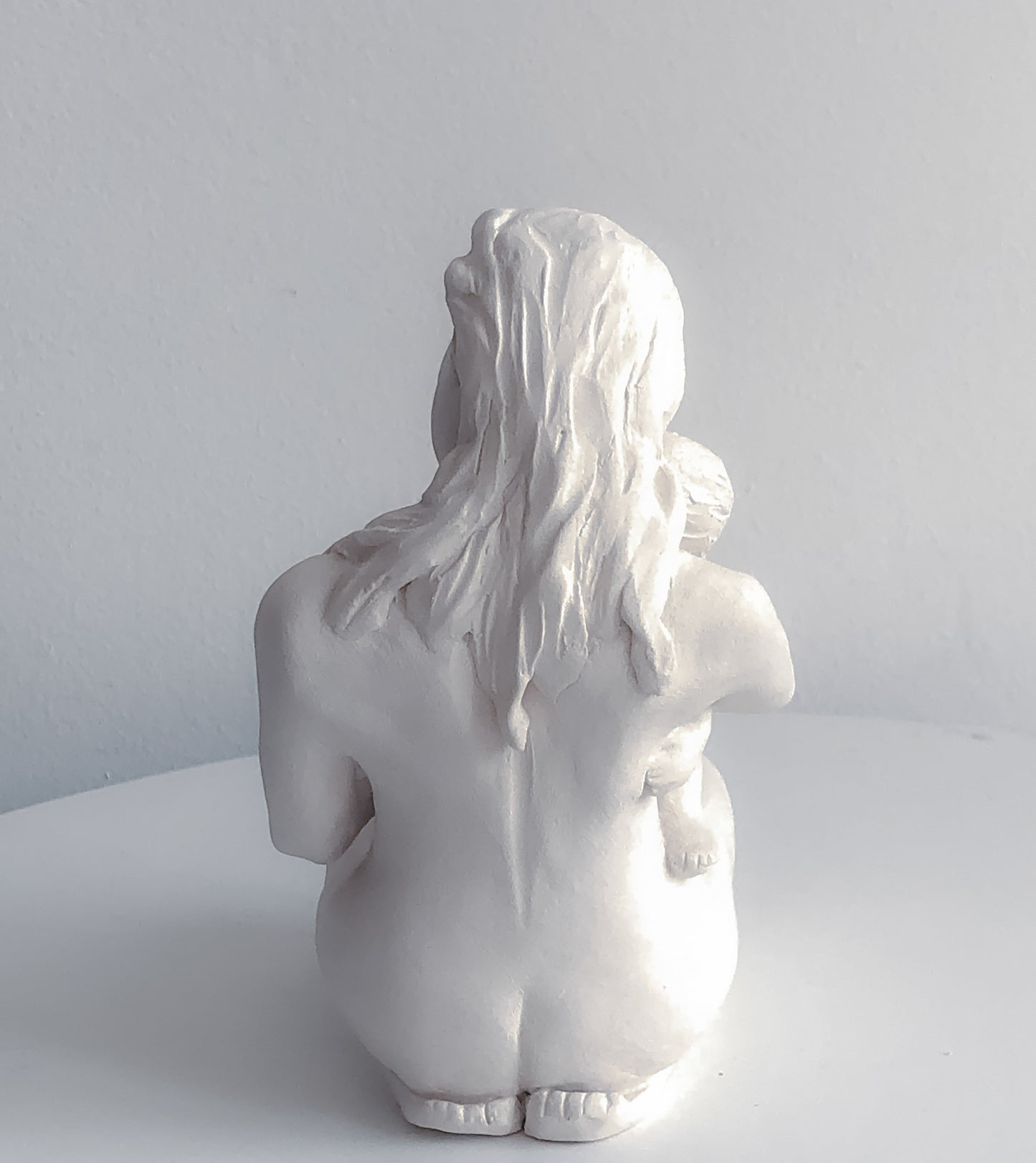 Escultura de Madre e Hijo en Cerámica Hecha a Mano – Arcilla Blanca