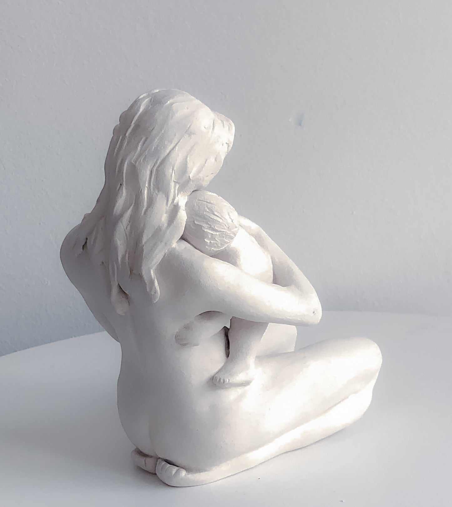 Escultura de Madre e Hijo en Cerámica Hecha a Mano – Arcilla Blanca