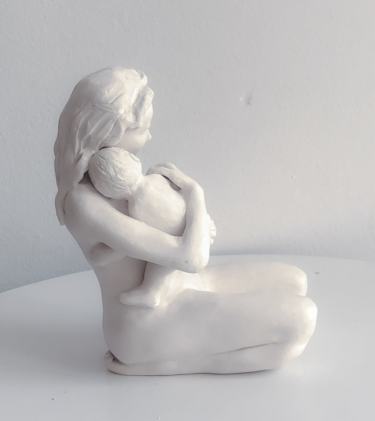 Escultura de Madre e Hijo en Cerámica Hecha a Mano – Arcilla Blanca