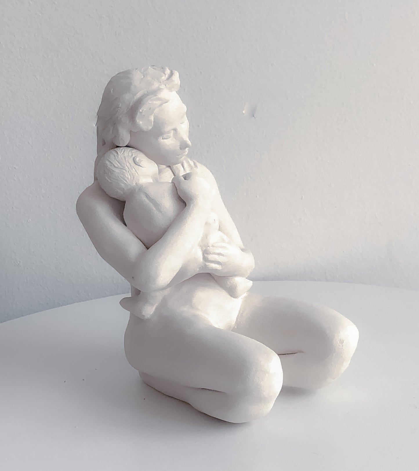 Escultura de Madre e Hijo en Cerámica Hecha a Mano – Arcilla Blanca