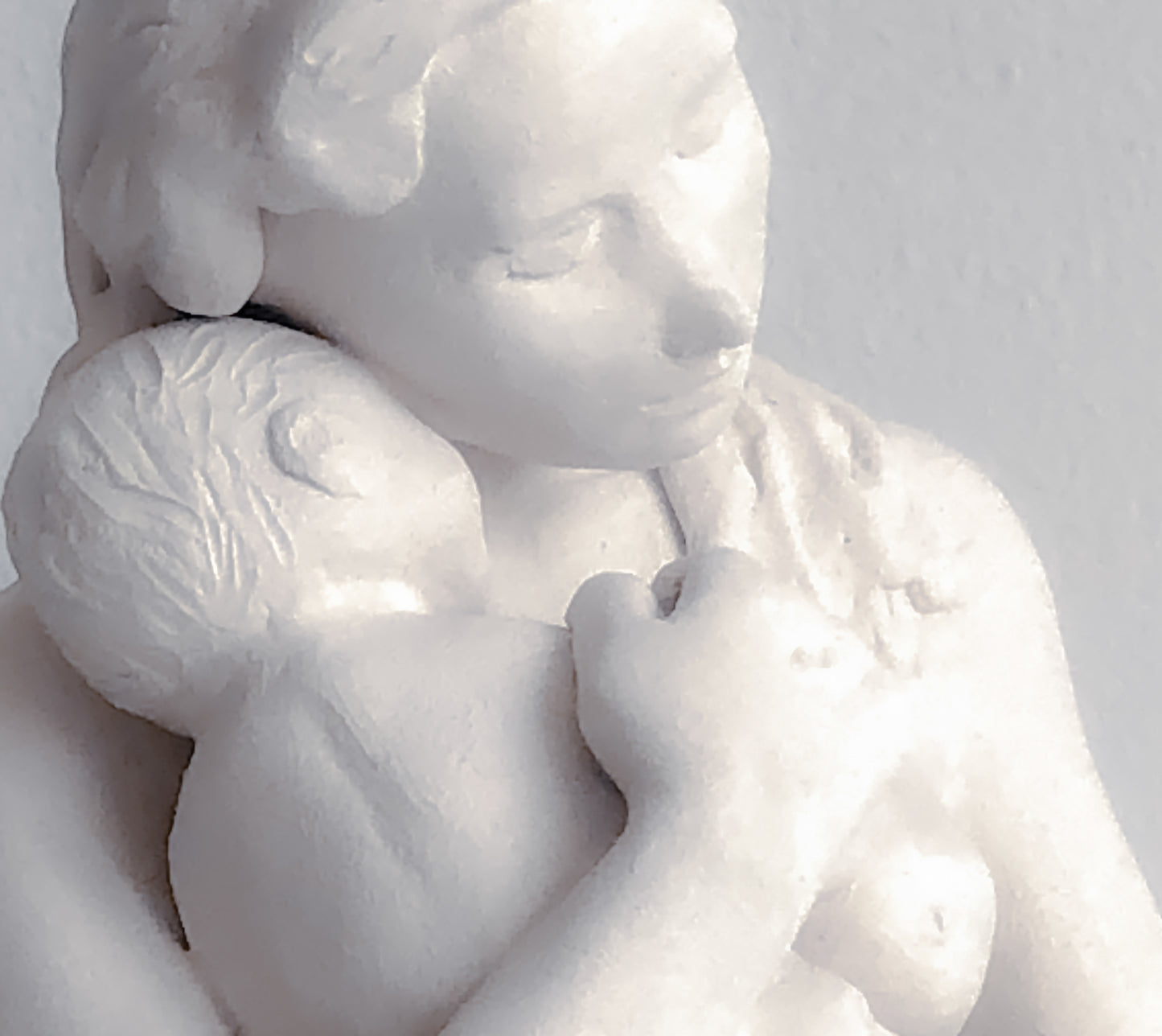 Escultura de Madre e Hijo en Cerámica Hecha a Mano – Arcilla Blanca