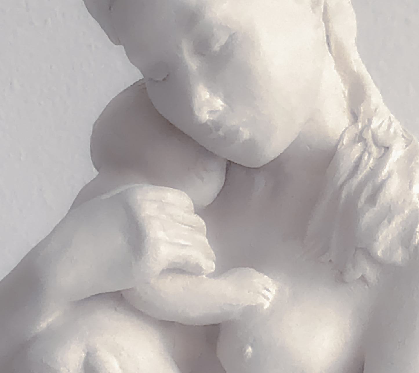 Escultura de Madre e Hijo en Cerámica Hecha a Mano – Arcilla Blanca