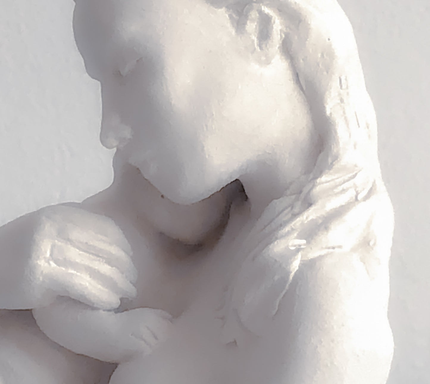 Escultura de Madre e Hijo en Cerámica Hecha a Mano – Arcilla Blanca